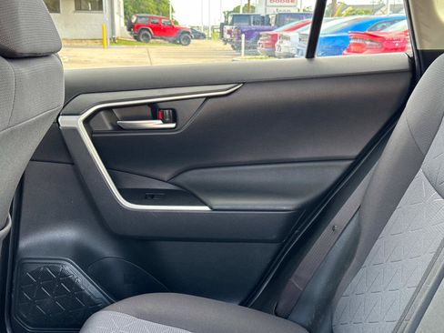 Used 2020 Toyota RAV4 XLE w/ Convenience Package FWD image 14