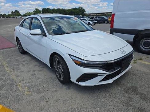 Used 2024 Hyundai Elantra SEL w/ Convenience Package FWD image 4
