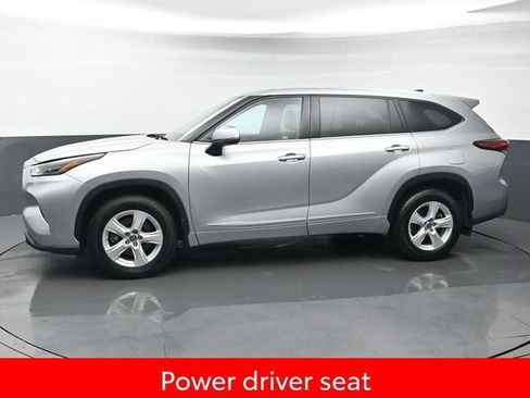 Used 2022 Toyota Highlander LE AWD/4WD image 2