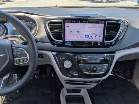 Used 2023 Chrysler Pacifica Touring-L FWD image 19