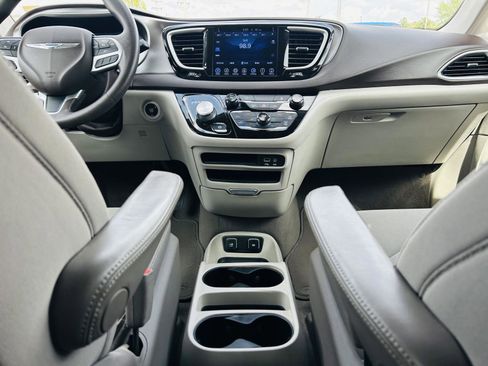 Used 2017 Chrysler Pacifica Touring w/ Tire & Wheel Group image 21