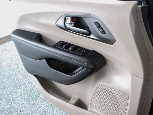 Used 2023 Chrysler Pacifica Touring-L image 21