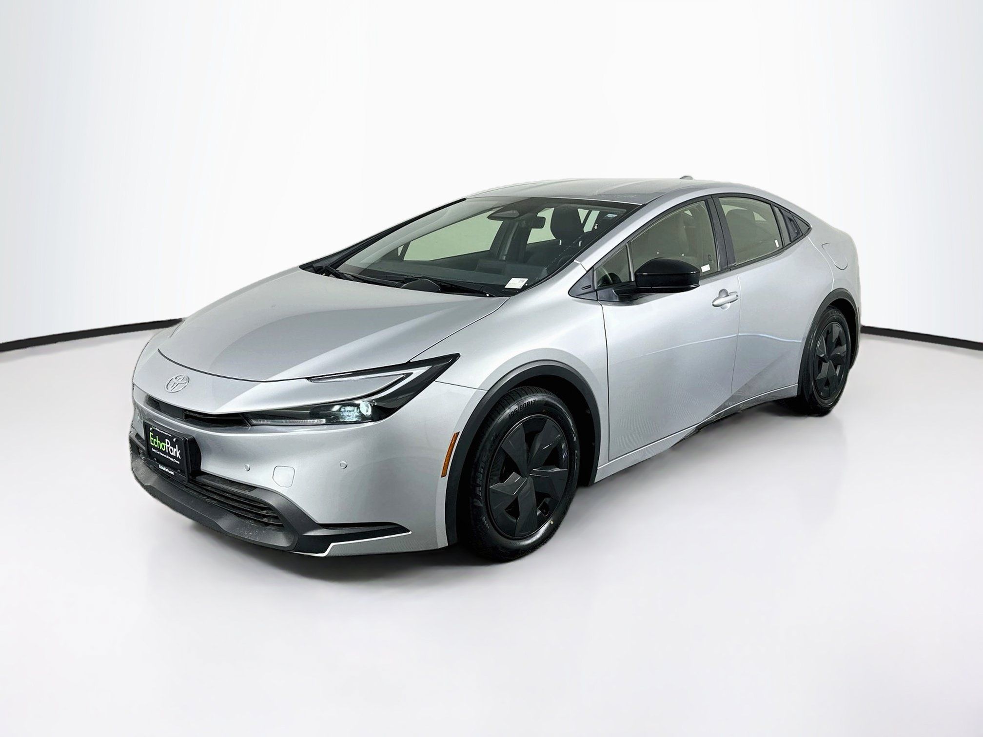 Used 2025 Toyota Prius LE FWD image 3