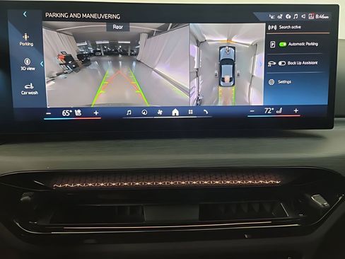 Used 2025 BMW 230i Coupe w/ Premium Package image 15