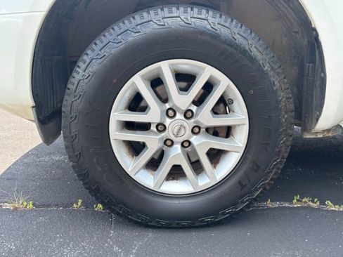 Used 2015 Nissan Frontier SV image 9