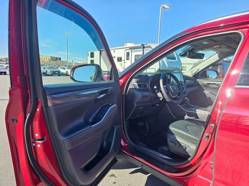 Used 2021 Toyota Highlander Limited image 18