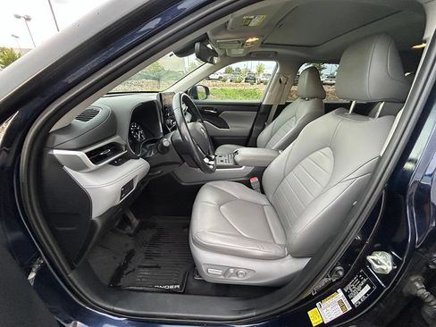 Used 2020 Toyota Highlander XLE AWD/4WD image 13