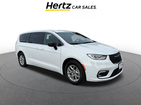 Used 2025 Chrysler Pacifica Select image 1