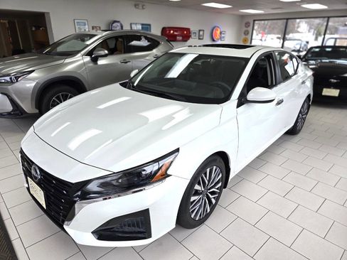 Used 2023 Nissan Altima 2.5 SV w/ SV Premium Package image 1