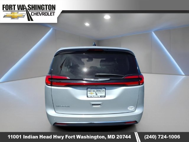 Used 2024 Chrysler Pacifica Touring-L FWD image 4