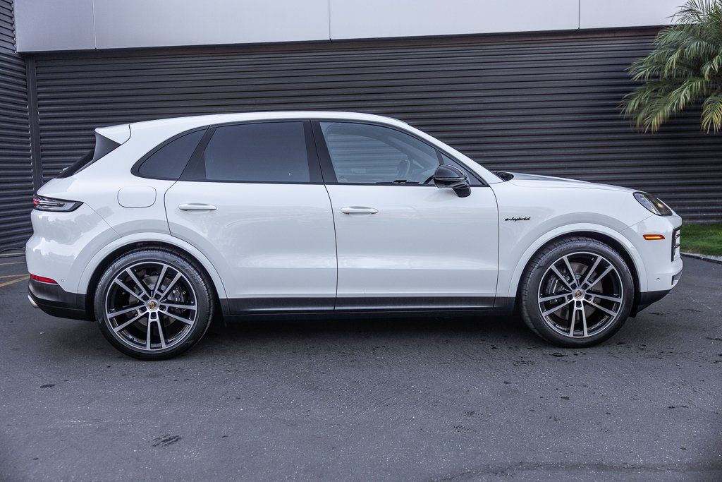 Certified 2025 Porsche Cayenne E-Hybrid AWD/4WD image 10
