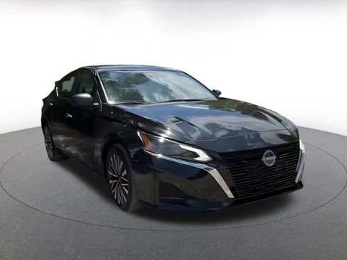 Used 2025 Nissan Altima 2.5 SV FWD image 2