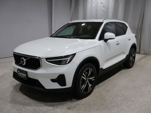 Used 2023 Volvo XC40 B5 Core image 5