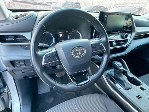 Used 2021 Toyota Highlander LE image 13