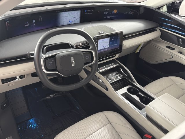 Used 2026 Lincoln Nautilus Premier AWD/4WD image 2