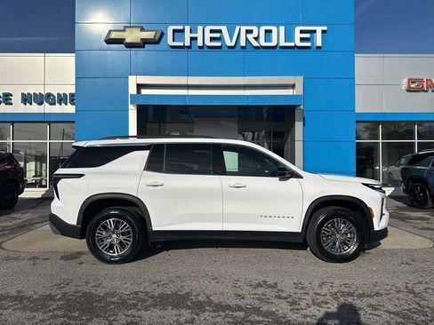 Used 2025 Chevrolet Traverse LT image 3