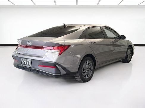 Used 2024 Hyundai Elantra Blue image 4