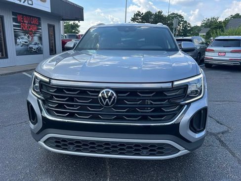 Used 2024 Volkswagen Atlas Cross Sport SE AWD/4WD image 3
