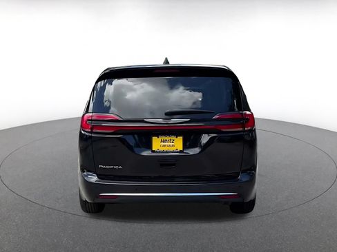 Used 2024 Chrysler Pacifica Touring-L FWD image 10