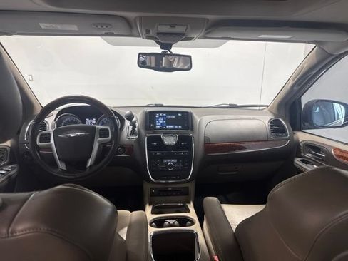 Used 2015 Chrysler Town & Country Limited Platinum FWD image 19