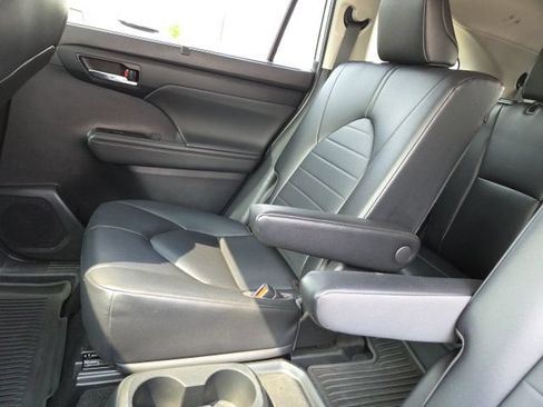 Used 2023 Toyota Highlander XLE AWD/4WD image 25