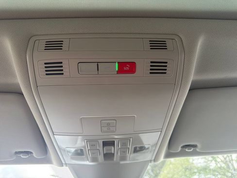 Used 2022 Volkswagen Tiguan SE w/ Panoramic Sunroof Package FWD image 20