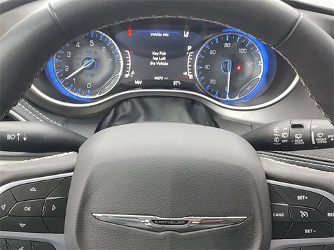Used 2023 Chrysler Pacifica Touring-L image 15