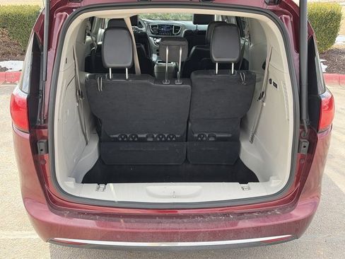 Used 2018 Chrysler Pacifica Limited w/ Tire & Wheel Group image 6