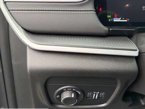 Used 2025 Jeep Grand Cherokee Laredo w/ Luxury Tech Group I image 38