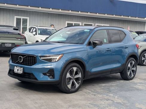Certified 2023 Volvo XC40 B5 Plus w/ Protection Package Premier AWD/4WD image 7