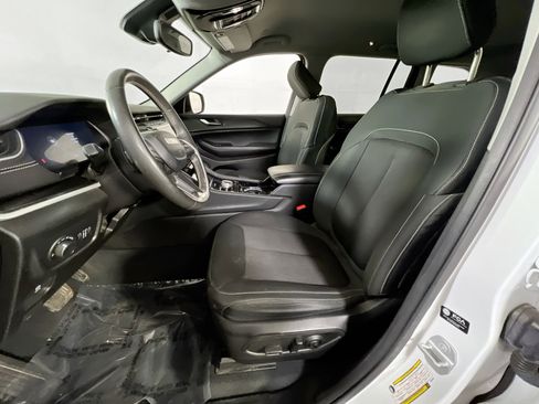 Used 2023 Jeep Grand Cherokee Laredo w/ Luxury Tech Group I AWD/4WD image 20