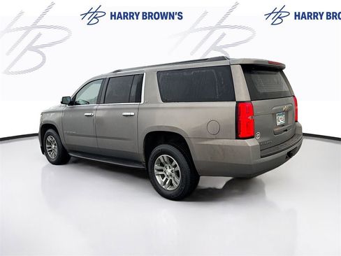 Used 2018 Chevrolet Suburban LT image 2