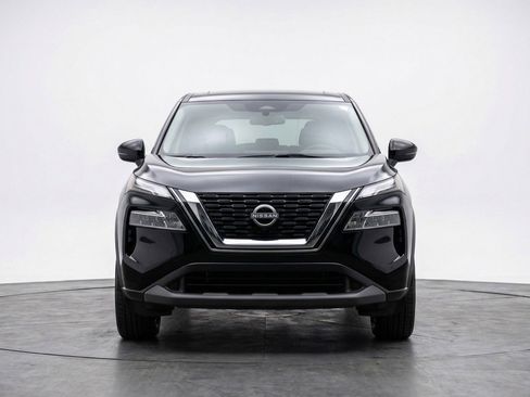 Used 2025 Nissan Rogue SV image 2