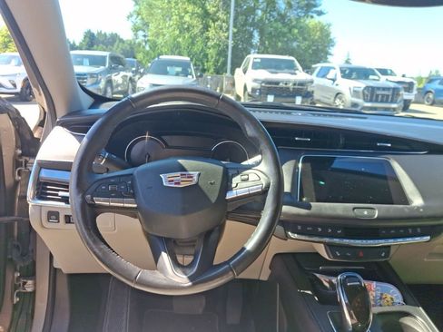 Used 2023 Cadillac XT4 Luxury w/ Cold Weather Package FWD image 12