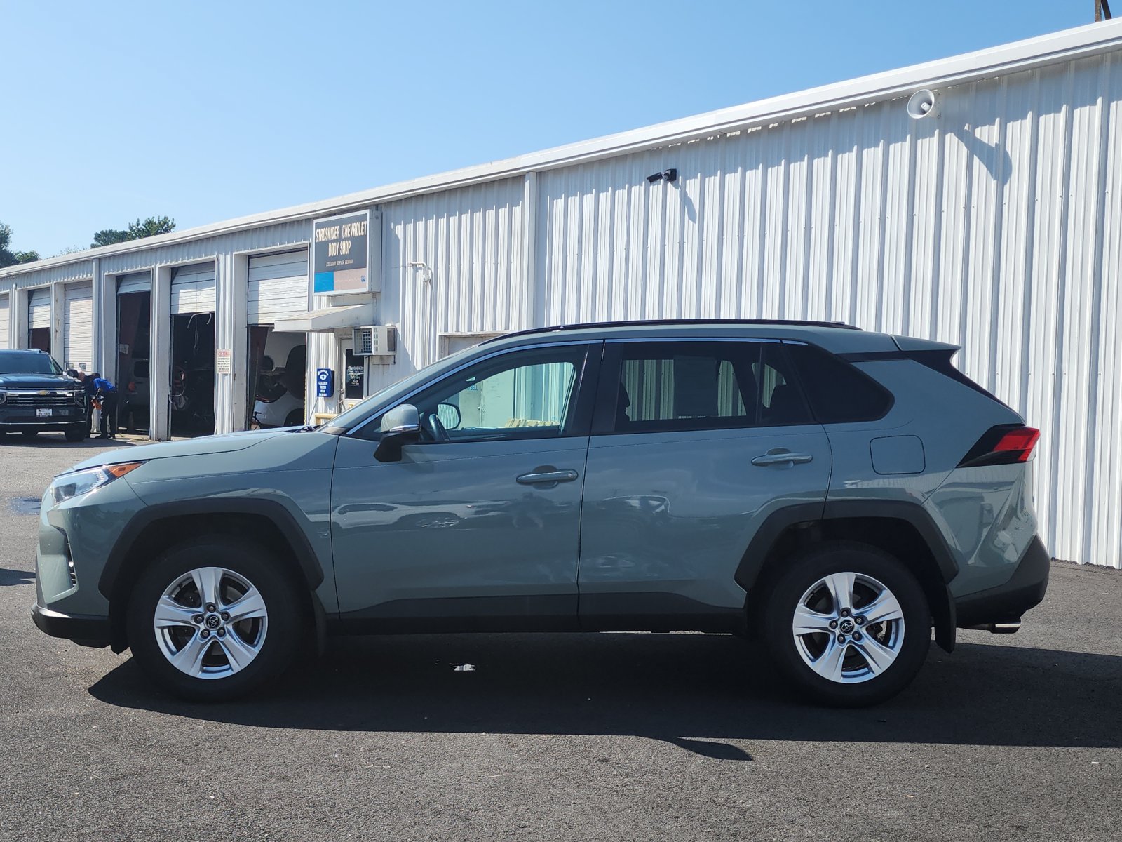 Used 2020 Toyota RAV4 XLE w/ Convenience Package AWD/4WD image 2