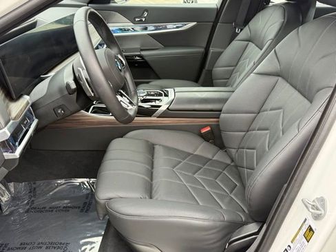 Used 2025 BMW 760i xDrive w/ Premium Package image 20