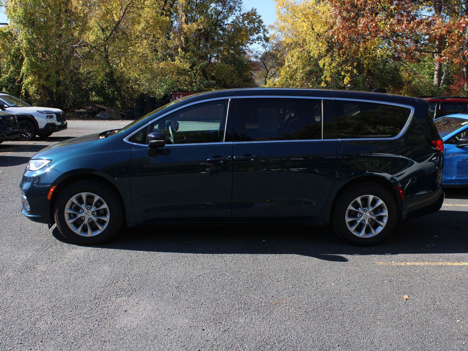 Used 2025 Chrysler Pacifica Select AWD/4WD image 5
