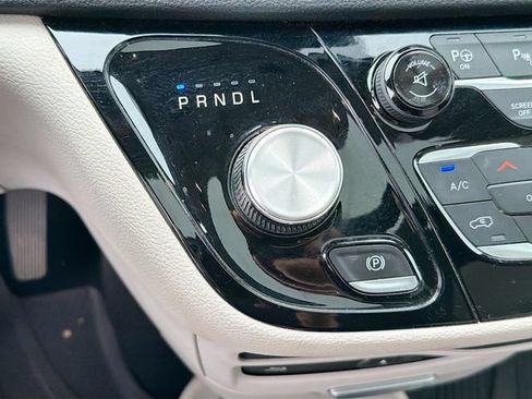 Used 2017 Chrysler Pacifica Platinum FWD image 18