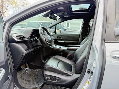 Used 2022 Toyota Sienna XLE Woodland Edition image 9