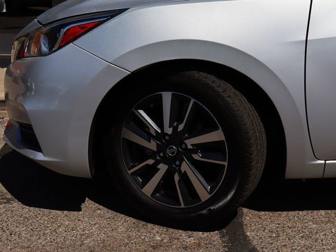 Used 2021 Nissan Versa SV FWD image 5