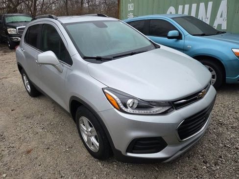 Used 2020 Chevrolet Trax LT w/ LT Convenience Package image 2