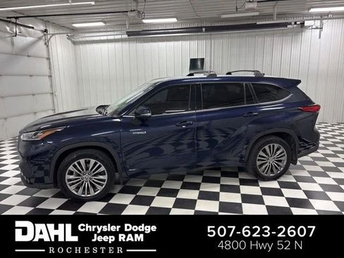 Used 2021 Toyota Highlander Platinum AWD/4WD image 1