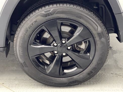 Used 2019 Jeep Cherokee Latitude Plus AWD/4WD image 17