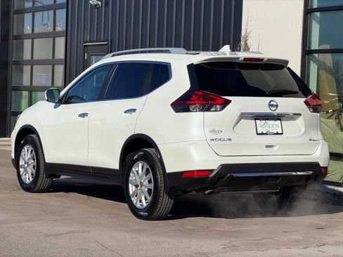 Used 2020 Nissan Rogue SV image 3