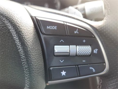 Used 2025 Genesis G70 2.5T image 8