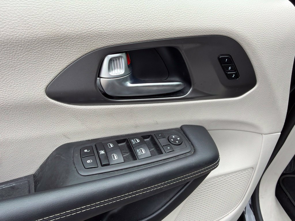 Used 2023 Chrysler Pacifica Touring-L FWD image 12