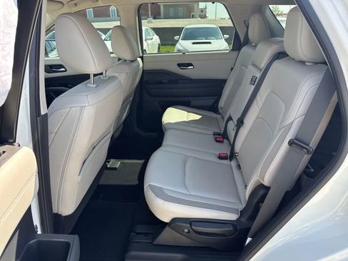 Used 2024 Nissan Pathfinder SL AWD/4WD image 10