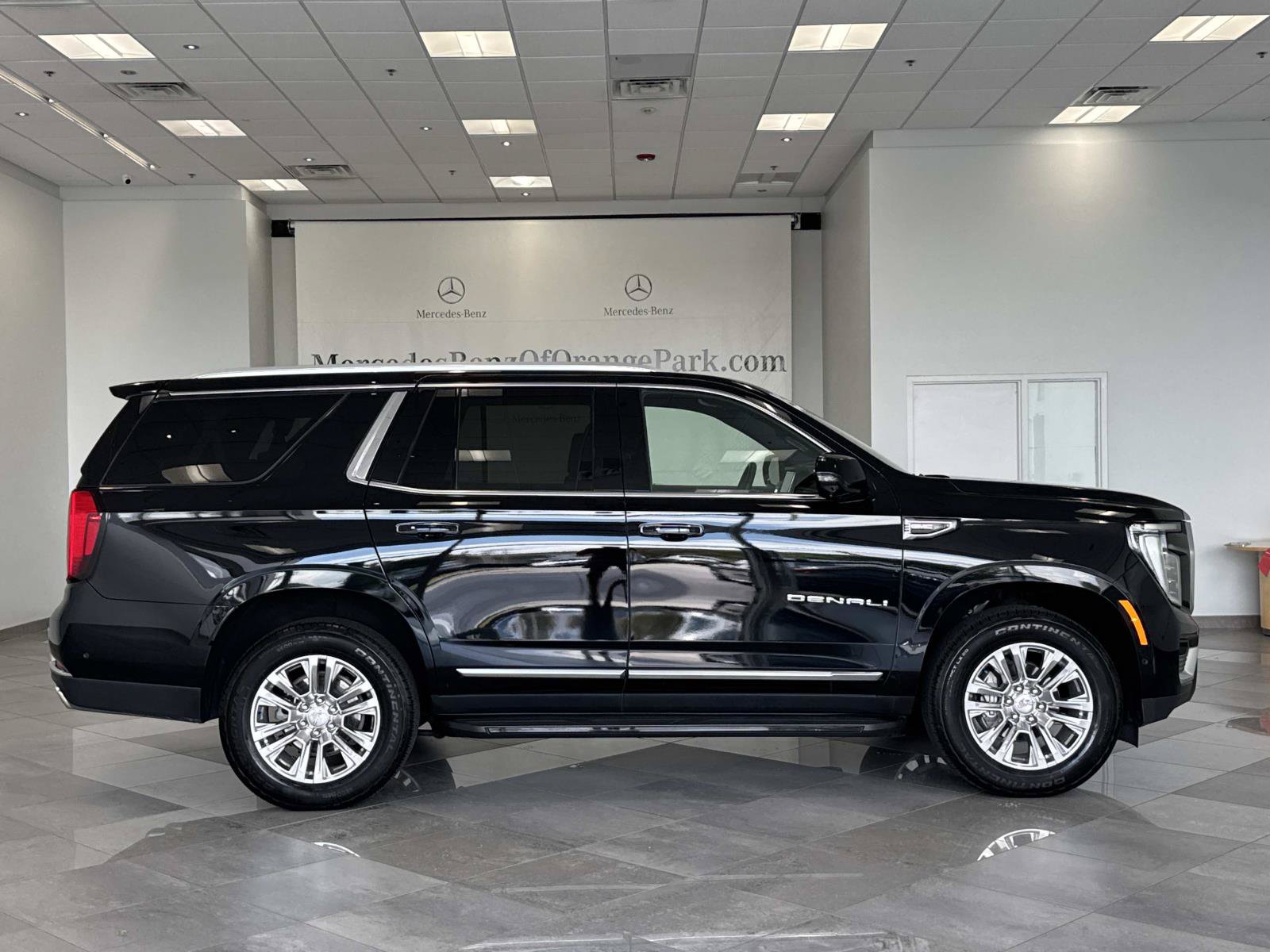 Used 2025 GMC Yukon Denali RWD image 3