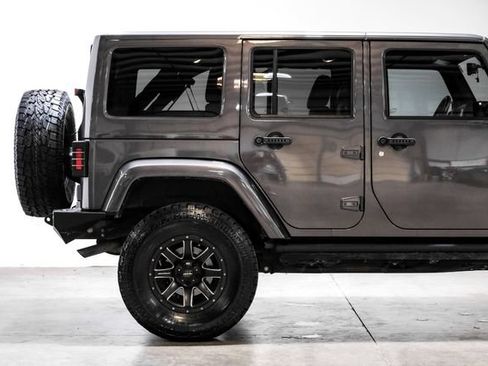 Used 2016 Jeep Wrangler Unlimited Sahara w/ Dual Top Group AWD/4WD image 18
