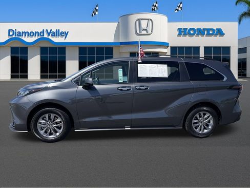 Used 2025 Toyota Sienna XLE FWD image 9